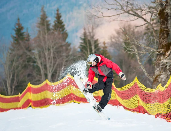 Mannelijke boarder op zijn snowboard in winer resort — Stockfoto