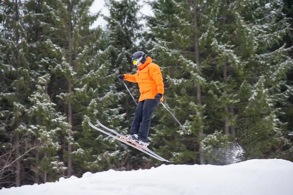 Esquiador en salto desde la ladera de las montañas — Foto de Stock