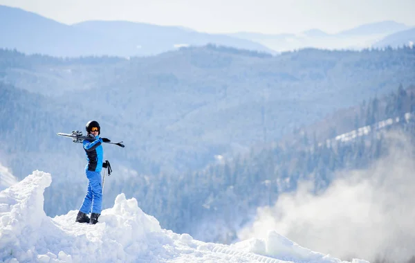 Esquiadora en la cima de la montaña. Concepto de deportes de invierno — Foto de Stock