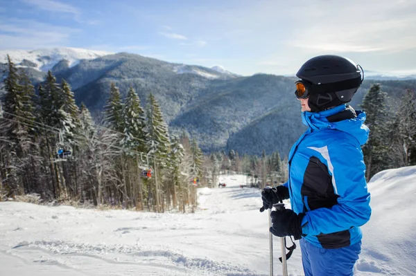 Teleferik ve kış Dağları arka plan karşı kadın kayakçı