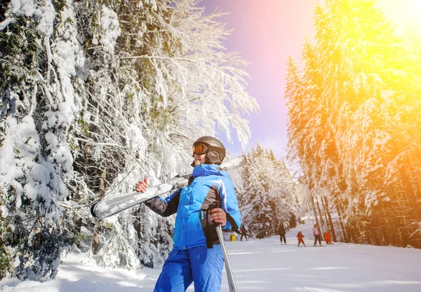 Mulher esquiadora em uma pista de esqui em um dia ensolarado — Fotografia de Stock