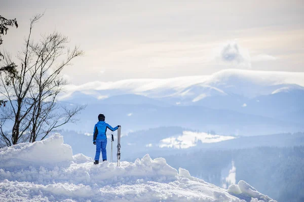Kadın kayakçı dağın zirvesinde. Kış sporları konsept — Stok fotoğraf