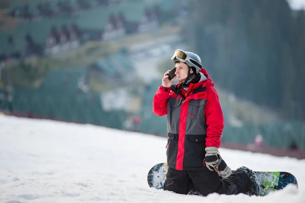 Αρσενικό οικότροφος στο snowboard του στο winer resort — Φωτογραφία Αρχείου