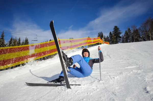 山の斜面に落下後若い女性スキーヤー — ストック写真