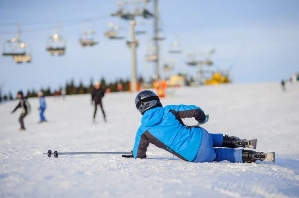 Ung kvinna skidåkare efter nedgången på bergssluttning — Stockfoto