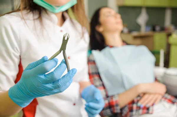 Női fogorvos gazdaság fogászati eszköz. Fogszabályozás — Stock Fotó
