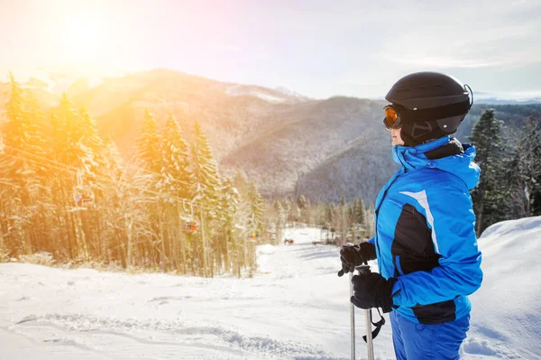 Junge Skifahrerin gegen Skilift und Winterberge — Stockfoto