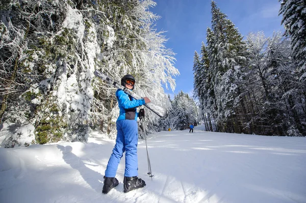 Счастливая женщина лыжник на лыжном склоне в лесу — стоковое фото
