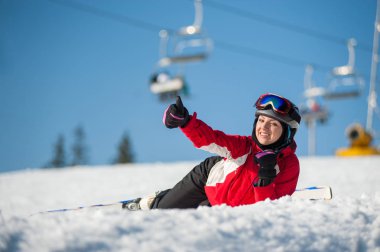 Kadın kayakçı Kayak winer Resort güneşli gün ile