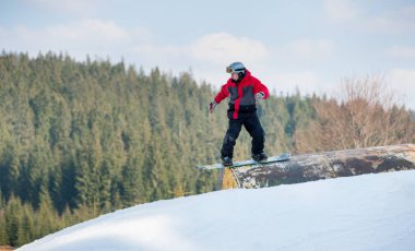 Erkek yatılı slaytlar aşağı bir engel üzerinden