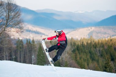 Onun snowboard winer Resort üzerinde erkek yatılı