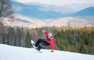 Onun snowboard winer Resort üzerinde erkek yatılı