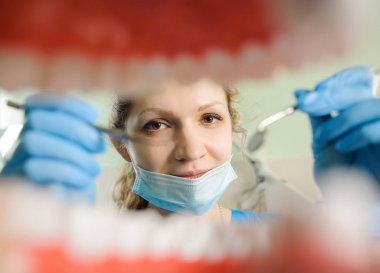 Diş Hekimliği. Diş tarafından çerçeveli ağzından görüntülemek.