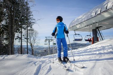 Teleferik ve kış Dağları arka plan karşı kadın kayakçı