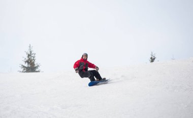Erkek snowboard kış günde dağdan sürme