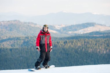 Onun snowboard winer Resort üzerinde erkek yatılı