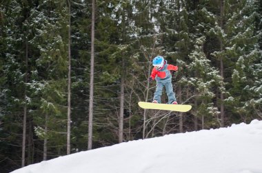 Erkek snowboard yaparken atlama