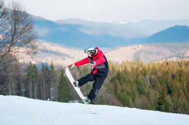 Onun snowboard winer Resort üzerinde erkek yatılı