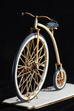 Ahşap minyatür penny-farthing bisikleti