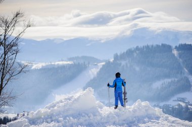 Kadın kayakçı dağın zirvesinde. Kış sporları konsept