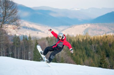 Onun snowboard winer Resort üzerinde erkek yatılı