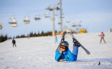 Genç kadın kayakçı dağ yamacında yıkılmasından sonra