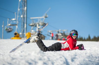 Kadın kayakçı Kayak winer Resort güneşli gün ile