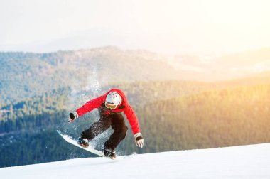 Onun snowboard winer Resort üzerinde erkek yatılı