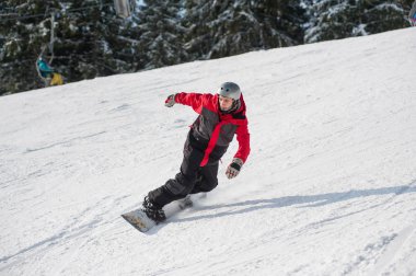 Erkek snowboard kış günde dağdan sürme