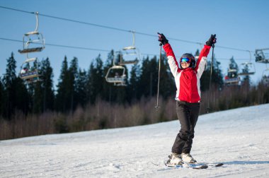 Kadın kayakçı Kayak winer Resort güneşli gün ile