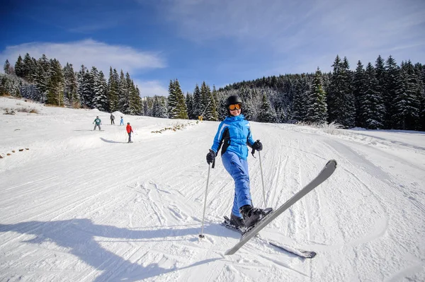 Kvinnliga skidåkare på en skidbacke på ski resort — Stockfoto