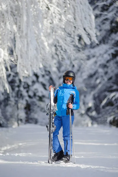 Glückliche Skifahrerin auf einer Skipiste im Wald — Stockfoto