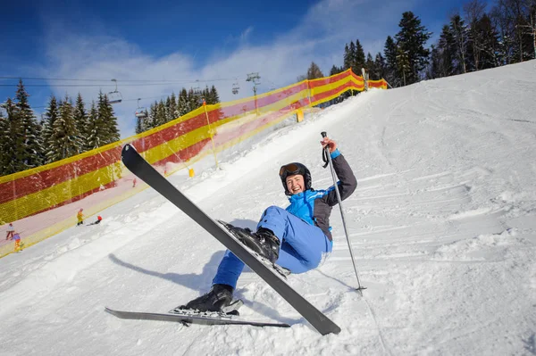 Junge Skifahrerin nach Sturz am Berghang — Stockfoto