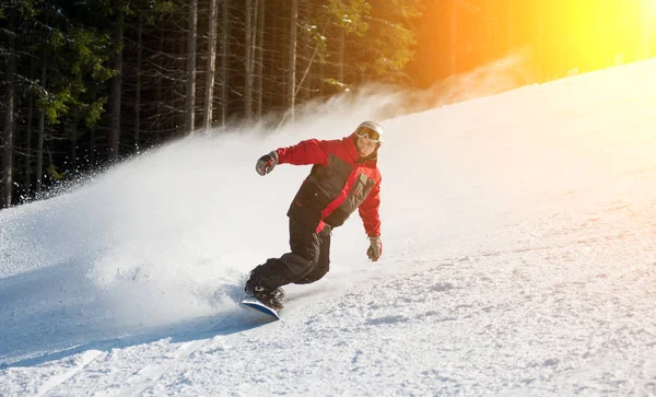 Ο άνθρωπος snowboarder διαφάνειες κάτω από το βουνό στην μέρα του χειμώνα — Φωτογραφία Αρχείου
