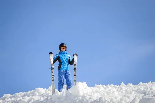 Esquiadora en la cima de la montaña. Concepto de deportes de invierno — Foto de Stock