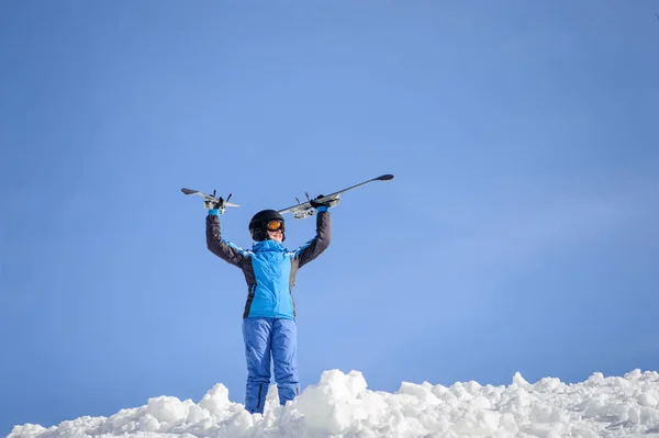 Esquiadora en la cima de la montaña. Concepto de deportes de invierno — Foto de Stock