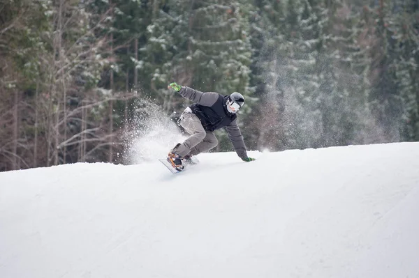 Mužské snowboardista skákání přes svah v zimě — Stock fotografie