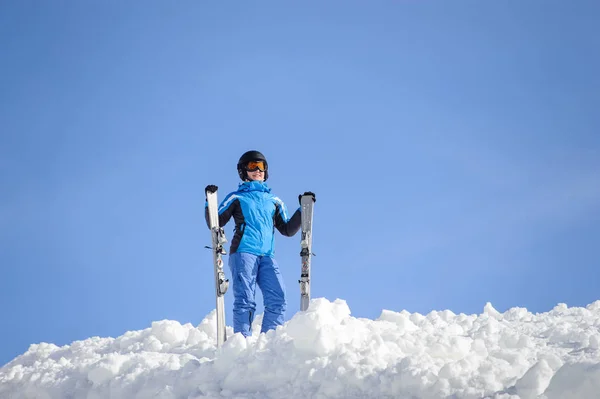 Mulher esquiadora no topo da montanha. Conceito de esportes de inverno — Fotografia de Stock