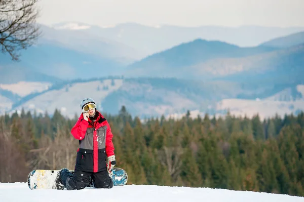 Mannelijke boarder op zijn snowboard in winer resort — Stockfoto