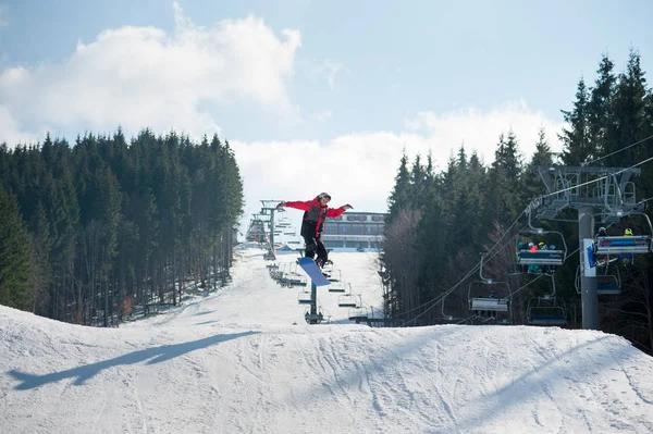 Ιπτάμενα snowboarder στο άλμα από την πλαγιά του βουνού — Φωτογραφία Αρχείου