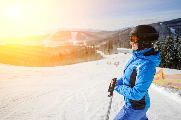 Esquiadora en medio de la pista de esquí contra telesilla —  Fotos de Stock