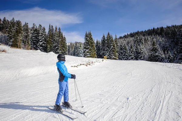 Kvinnliga skidåkare på en skidbacke på ski resort — Stockfoto