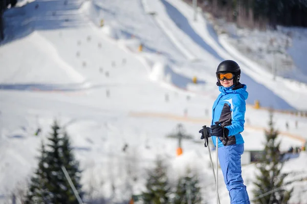화창한 날에 스키 슬로프에 여성 스키어 — 스톡 사진