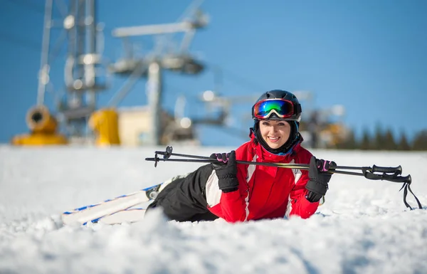 Mujer esquiadora con esquí en la estación vinícola en un día soleado —  Fotos de Stock