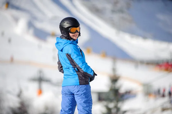 Vrouwelijke skiër op een skipiste op een zonnige dag — Stockfoto