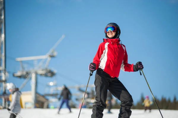 Vrouw skiër met ski in winer resort in zonnige dag — Stockfoto