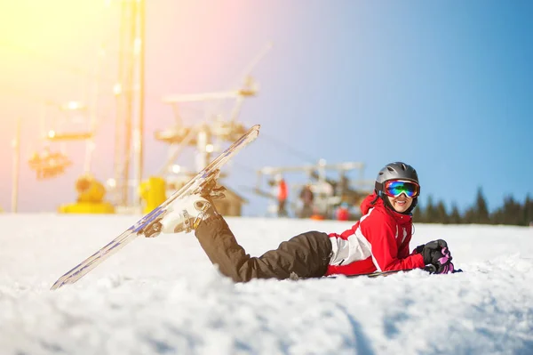 Donna con gli sci sulla cima di una montagna in una località invernale — Foto Stock