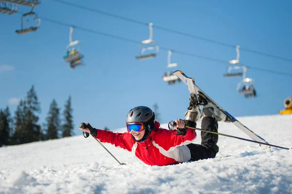 Mulher esquiador com esqui no resort winer em dia ensolarado — Fotografia de Stock