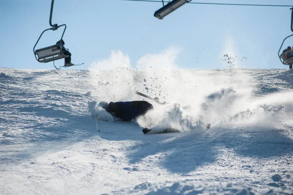 Skiër vallen met verse sneeuw poeder op de helling — Stockfoto