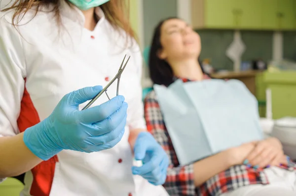 Zahnärztin mit Zahnarztinstrument. Kieferorthopädische Behandlung — Stockfoto